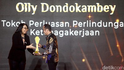 Gubernur Sulut Olly Dondokambey Bawa Pulang Trofi detikcom Awards 2023