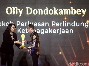 Gubernur Sulut Olly Dondokambey Bawa Pulang Trofi detikcom Awards 2023