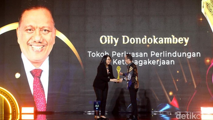Gubernur Sulut Olly Dondokambey Bawa Pulang Trofi detikcom Awards 2023 Gubernur Sulut Olly Dondokambey Bawa Pulang Trofi detikcom Awards 2023