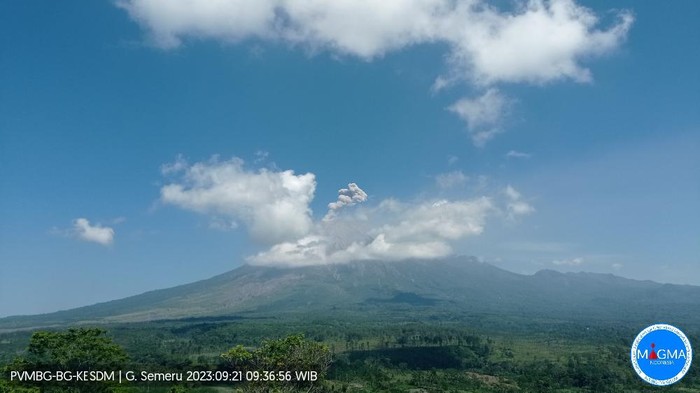 gunung semeru erupsi sejauh 1000 meter Kamis, 21 September 2023, pukul 09:34 WIB.