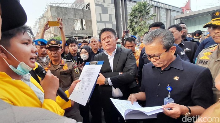 Herman Deru menemui mahasiswa yang demo soal kabut asap