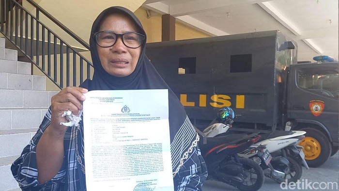 Ibu di Sampang yang kehilangan bayi saat jadi TKI usai membuat laporan polisi.