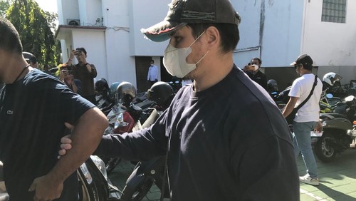 Imigrasi Denpasar mendeportasi seorang warga negara (WN) Rusia bernama Maksim Zhiltsov karena menyalahi izin tinggal atau overstay selama dua tahun lebih atau 813 hari.