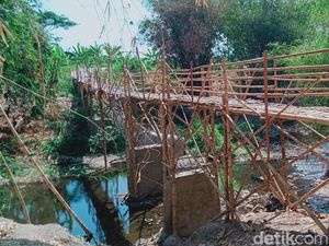 Jembatan Hanyut Kena Banjir, Warga Bener Klaten Bikin Kretek Sesek