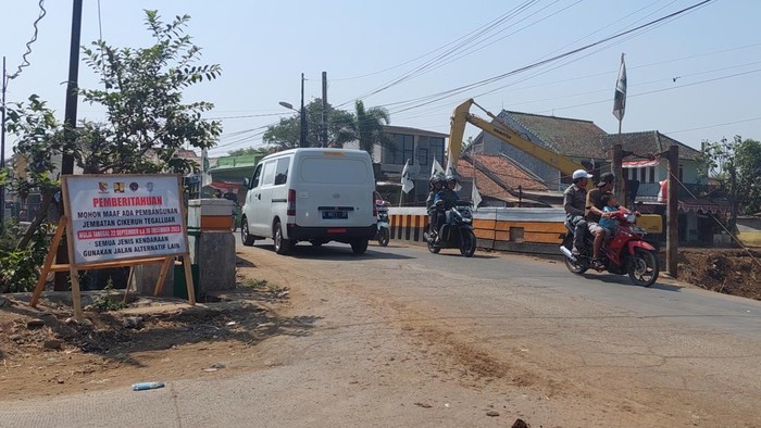 Jembatan Sungai Cikeruh di Tegalluar, Bojongsoang