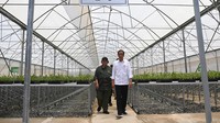 Presiden Jokowi didampingi Menteri Lingkungan Hidup dan Kehutanan Siti Nurbaya meninjau pembibitan tanaman di Persemaian Mentawir, Penajam Paser Utara, Kalimantan Timur, Kamis (21/9/2023).  