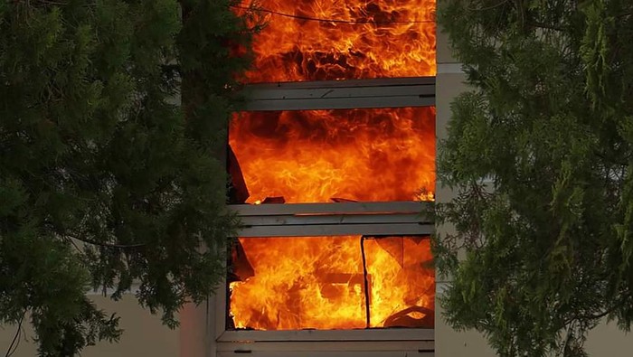 Api membakar Kantor Bupati di Kabupaten Pohuwato, Gorontalo, Kamis (21/9/2023). Kantor Bupati Pohuwato dibakar oleh massa demonstran penambang yang menuntut ganti rugi lahan dari salah satu perusahaan tambang di daerah itu.