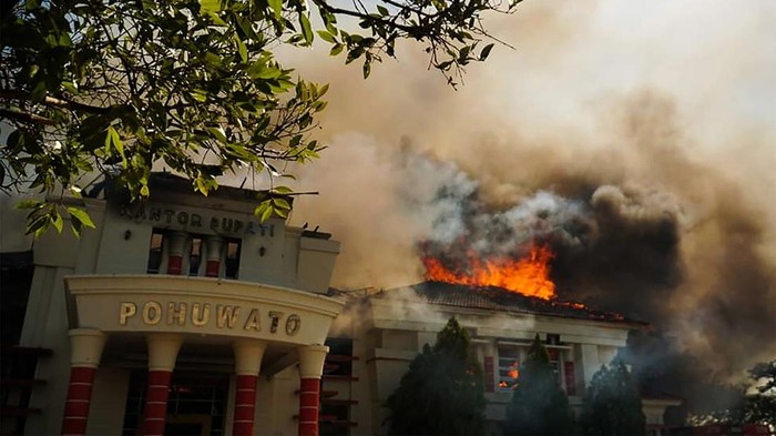 Api membakar Kantor Bupati di Kabupaten Pohuwato, Gorontalo, Kamis (21/9/2023). Kantor Bupati Pohuwato dibakar oleh massa demonstran penambang yang menuntut ganti rugi lahan dari salah satu perusahaan tambang di daerah itu.