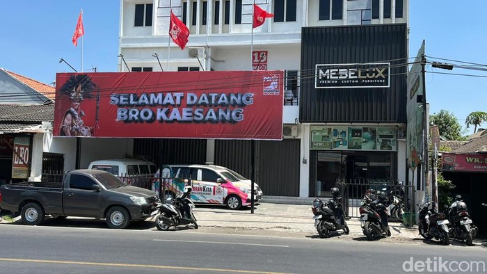 Spanduk Kaesang di kantor PSI Solo.