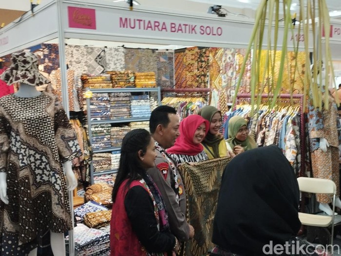 Kapolri Dikalungi Selendang Kalimantan Timur