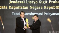 Kapolri Jenderal Listyo Sigit Prabowo menerima detikcom Awards 2023 kategori Tokoh Transformasi Pelayanan Polri.  
