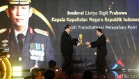 Chairman Trans Media, Chairul Tanjung menyerahkan detikcom Awards 2023 kepada Kapolri Jenderal Listyo Sigit Prabowo.  