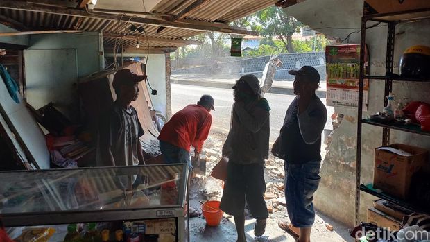 Kondisi warung Mujiono, di Jalan Ahmad Yani, Kelurahan Manahan, Kecamatan Banjarsari, Kota Solo, yang ditabrak truk, Kamis (21/9/2023).