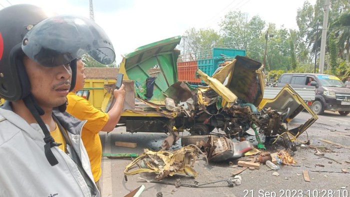 Kemacetan akibat adu banteng dumptruk ban 10 vs coltdiesel di Jalinsum Ogan Ilir.