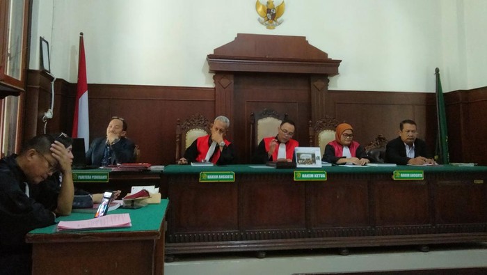 Ketua Majelis Hakim Anak Agung Gede Agung Pranata saat membacakan amar putusan sidang di Ruang Tirta PN Surabaya