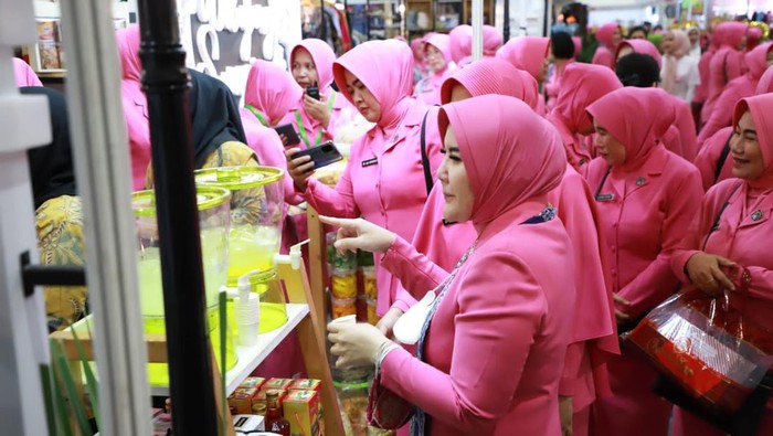 Ketua PD Bhayangkari Polda Jabar, Ny Ges Akhmad Wiyagus tengah melihat hasil karya UMKM fashion dari daerah di Jabar di stan Bazar Kreasi Bhayangkari 2023 di JCC,
