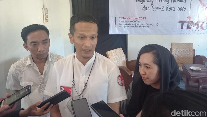 Ketum Kornas Jokowi Milenial, Akhrom Saleh (tengah) saat ditemui di Pasar Gede Solo, Kamis (21/9/2023).