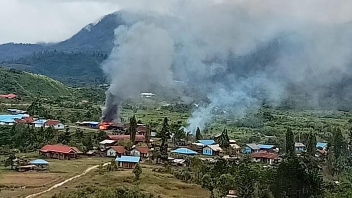 Kelompok kriminal bersenjata (KKB) menembak dua orang warga sipil usai membakar tujuh kios di Kabupaten Pegunungan Bintang, Papua Pegunungan.