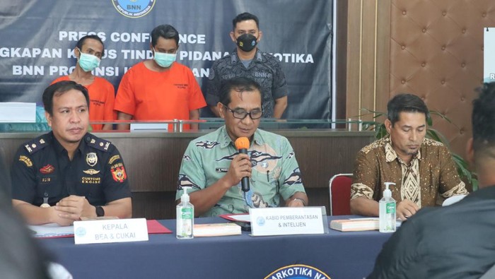 Konferensi pers penangkapan dua kurir sabu jaringan Malaysia di Batam. (Dok BNNP Kepri)