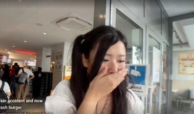 Lagi Asyik Makan Burger KFC, Wanita Ini Kaget Temukan Kertas Struk
