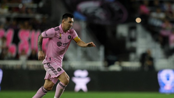 Sep 20, 2023; Fort Lauderdale, Florida, USA; Inter Miami forward Lionel Messi (10) kicks the ball against the Toronto FC during the first half at DRV PNK Stadium. Mandatory Credit: Sam Navarro-USA TODAY Sports
