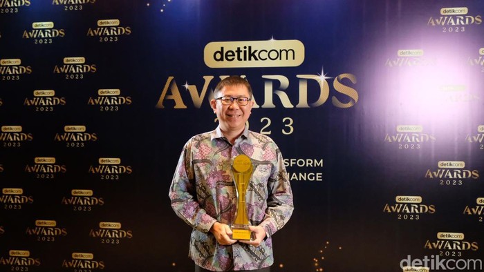 Livin' by Mandiri Raih detikcom Awards Aplikasi Paling Lengkap Aplikasi Livin' by Mandiri dinobatkan menjadi Super App paling lengkap di tahun 2023 pada Detikcom Awards. Aplikasi tersebut merupakan besutan bank pelat merah PT Bank Mandiri.