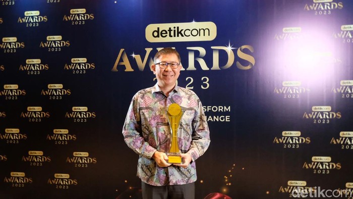Aplikasi Livin by Mandiri dinobatkan menjadi Super App paling lengkap di tahun 2023 pada Detikcom Awards. Aplikasi tersebut merupakan besutan bank pelat merah PT Bank Mandiri.