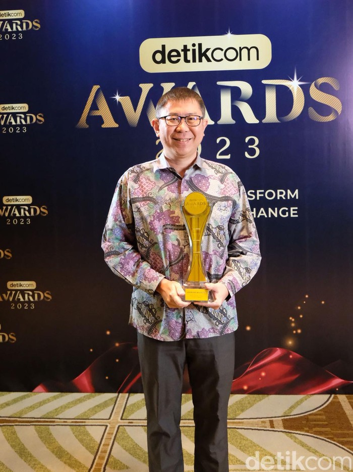 Livin' by Mandiri Raih detikcom Awards Aplikasi Paling Lengkap Aplikasi Livin' by Mandiri dinobatkan menjadi Super App paling lengkap di tahun 2023 pada Detikcom Awards. Aplikasi tersebut merupakan besutan bank pelat merah PT Bank Mandiri.