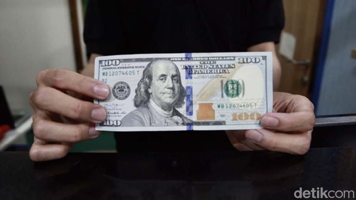 Nilai tukar dolar AS kembali mengalami penguatan dan menekan rupiah. Mata uang Paman Sam makin mendekati level Rp 15.500.