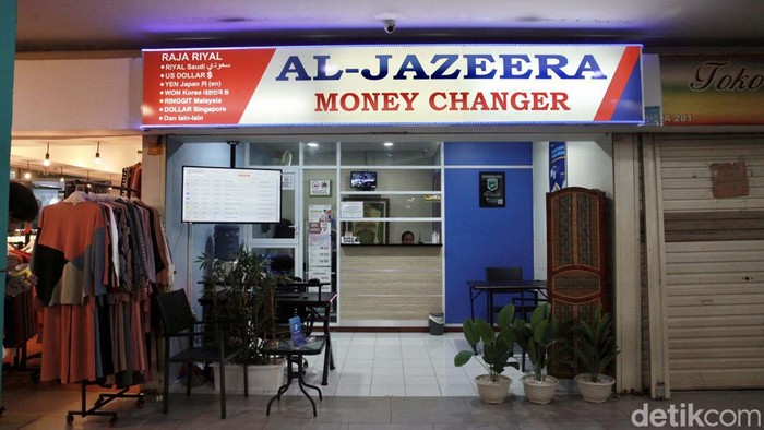 Nilai tukar dolar AS kembali mengalami penguatan dan menekan rupiah. Mata uang Paman Sam makin mendekati level Rp 15.500.