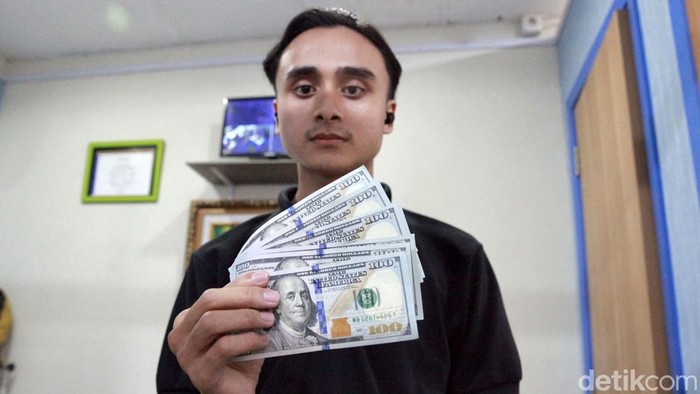Makin Perkasa, Dolar AS Hampir Tembus Rp 15.500 Nilai tukar dolar AS kembali mengalami penguatan dan menekan rupiah. Mata uang Paman Sam makin mendekati level Rp 15.500.