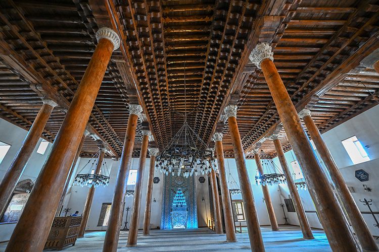 Interior masjid kayu hypostyle Turki