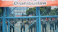 Mereka juga meminta UU Omnibus Law Cipta Kerja dicabut.  