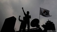 Massa buruh melakukan aksi unjuk rasa di kawasan Kementerian Ketenagakerjaan, Gatot Subroto, Jakarta Selatan, Kamis (21/9/2023).  