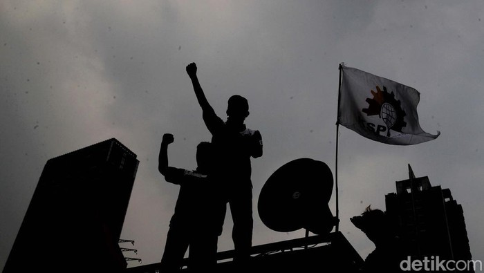 Massa buruh kembali menggeruduk kantor Kementerian Ketenagakerjaan Jakarta. Mereka meminta kesetaraan terkait kenaikan upah.