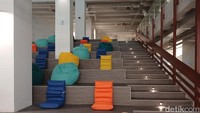 Sudut fancy dan instagrammable di perpustakaan, ada bean bag-nya bak kantor-kantor start up. (Foto: Nograhany WK/detikcom)