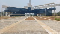 Potret gedung rektorat UIII dari depan. Kampus ini didirikan di lahan seluas 142 hektare, dan ground breakingnya dimulai pada Juni 2018 lalu oleh Presiden Jokowi. (Foto: Nograhany WK/detikcom)
