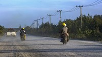 Analisis mengenai dampak lingkungan yang dilakukan oleh PT Kalimantan Industrial Park Indonesia, yang mengoperasikan sebagian besar pembangunan saat ini, menggambarkan apa yang terjadi di wilayah seluas 15.000 hektar, di mana gumpalan debu menjamur ke langit di sepanjang Laut Sulawesi dalam jumlah besar, peralatan menebang pohon dan membajak sawah.  