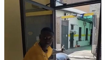 Onana seakan mempersilakan lawan membuat gol sebanyaknya. Foto: Twitter