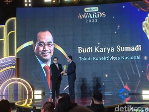 Menhub Budi Karya Raih Penghargaan Tokoh Konektivitas Nasional