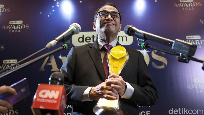 Menhub Budi Raih detikcom Awards, Tokoh Konektivitas Nasional Menteri Perhubungan Budi Karya Sumadi meraih detikcom Awards 2023. Dia didaulat sebagai Tokoh Konektivitas Nasional.