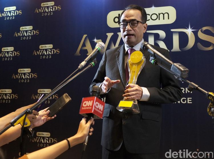 Menhub Budi Raih detikcom Awards Tokoh Konektivitas Nasional