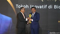 detikcom Awards 2023 digelar di Hotel Westin Jakarta hari ini, Kamis (21/9/2023). Penghargaan ini langsung diterima oleh Hadi yang hadir dalam acara. Hadi tampak memakai setelan jas hitam lengkap dengan dasi warna hitam.  