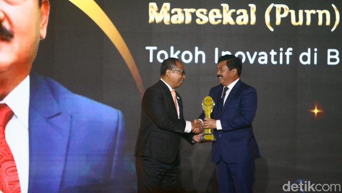 Menteri ATR Hadi Raih Penghargaan Tokoh Inovatif Bidang Pertanahan Menteri Agraria dan Tata Ruang (ATR)/Badan Pertanahan Nasional, Marsekal TNI (Purn) Hadi Tjahjanto meraih detikcom Awards 2023. Dia didaulat menjadi Tokoh Inovatif di Bidang Pertanahan.