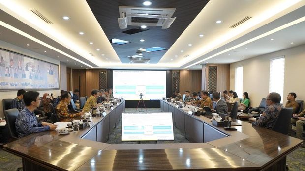 Menteri Koordinator Bidang Perekonomian Republik Indonesia Airlangga Hartarto dan Ketua Dewan Direksi Japan Bank of International Cooperation (JBIC) dan Penasihat Khusus untuk Kabinet Jepang Tadashi Maeda kembali bertemu di Jakarta pada hari Kamis (21/09) dan kemudian bersama-sama menyetujui pembentukan Satuan Tugas (Task Force) untuk pelaksanaan Transisi Energi dan Infrastruktur, kerja sama Indonesia dan Jepang. (Dok. Kemenko Perekonomian)
