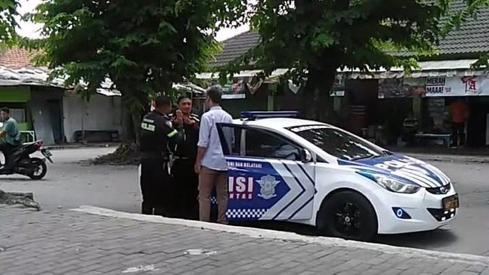 Mobil patwal Polres Bantul saat dihentikan oleh warga di simpang tiga Maguwoharjo, Depok, Sleman. Foto diunggah pada Kamis (21/9/2023).