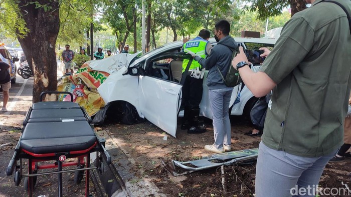 Mobil Toyota Inova mengalami kecelakaan di sekitar Taman Indonesia Kaya (TIK) Semarang, Kamis (21/9/2023).