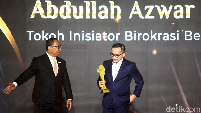 Momen Azwar Anas Terima Penghargaan Tokoh Inisiator Birokrasi Berdampak