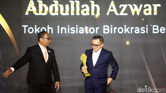 Momen Azwar Anas Terima Penghargaan Tokoh Inisiator Birokrasi Berdampak Menteri Pendayagunaan Aparatur Negara dan Reformasi Birokrasi (PANRB) Abdullah Azwar Anas dianugerahi penghargaan sebagai Tokoh Inisiator Birokrasi pada ajang detikcom Awards 2023. Penghargaan diberikan atas gebrakan Anas dalam melakukan reformasi birokrasi.