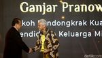 Momen CT Serahkan detikcom Awards 2023 ke Ganjar